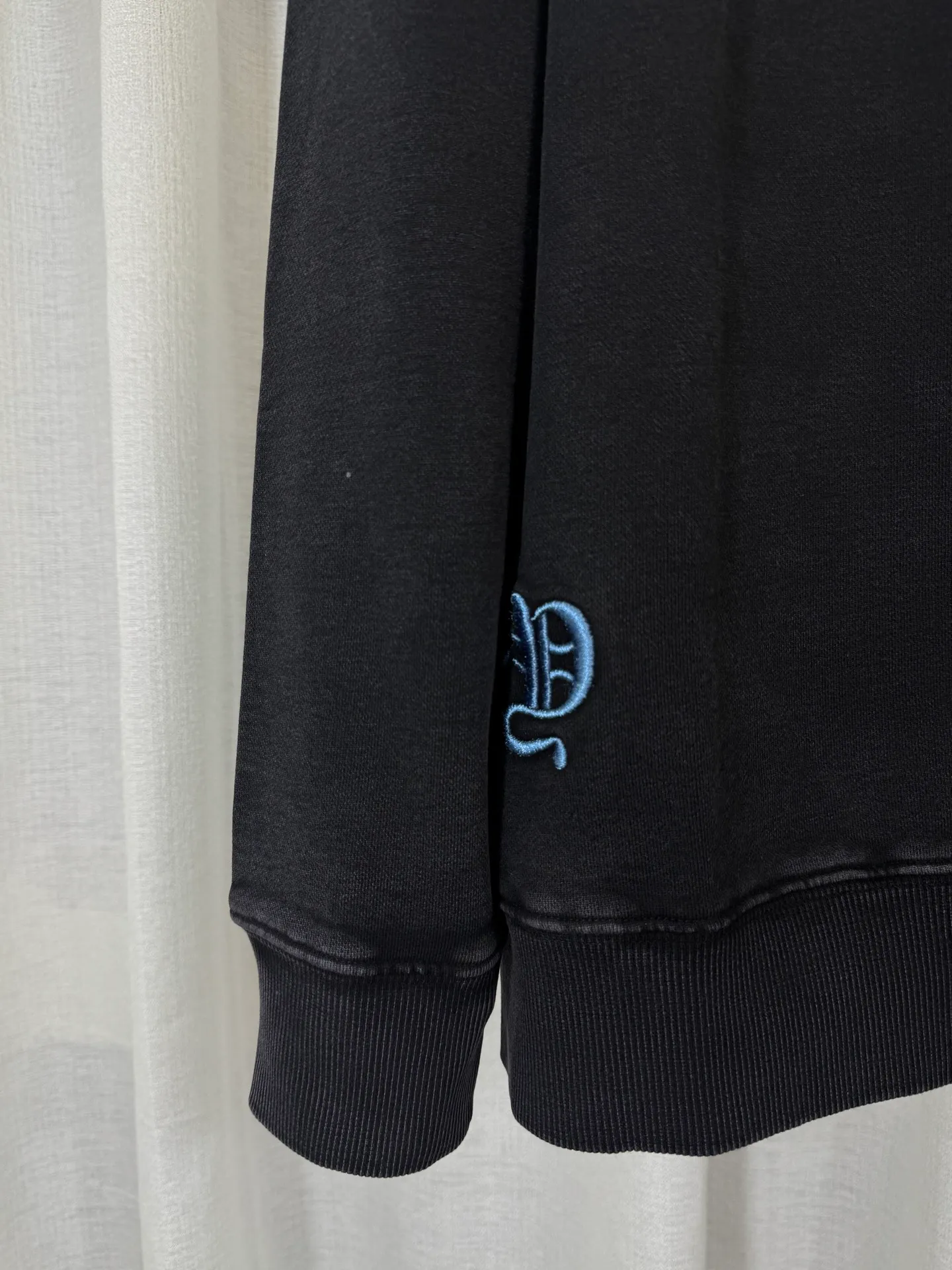 P280 top version, real shot without P, ​​different from market currency) 𝗖𝗵𝗿𝗼𝗺𝗲 𝗛𝗲𝗮𝗿𝘁𝘀/Cro Heart 2025 washed patch embroidery autumn and winter new original single counter American laser burnt 3D three-dimensional patch embroidery couple casual sweatshirt 👑The highest version! Customized fabric 430g tripe terry fabric! American acid-washed and distressed original fabric laser burnt ✟appliqué embroidery and exquisite embroidery of letters! The best-selling model in the counter, very comfortable to wear. Accessories: original molded and authenticated collar label➕100% silk wash label. Genuine purchase-grade original hangtag➕matching hanging rope➕3D hanging beads➕original packaging bag. Craftsmanship: The original version has consistent wiring! The highest version of the armhole matching technique! Color: Gray Black Size: S M L XL Style No.: 9325